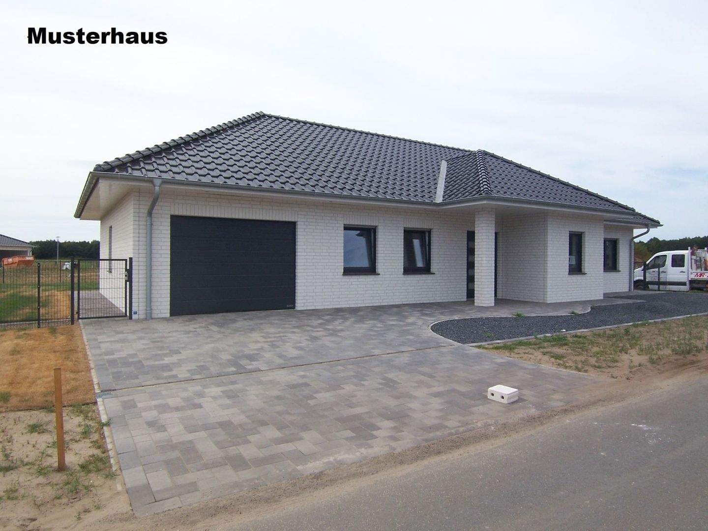 Immobilie in Rhede (Ems) - Klimafreundlicher Neubau Walmdachbungalow im Emsland - Bild 2