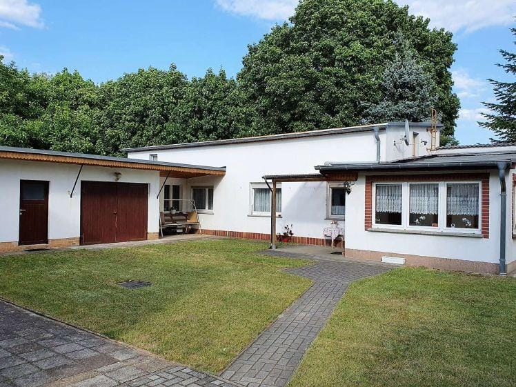 Immobilie in Neupetershain - Wohnen auf einer Ebene- Bungalow mit Anbauten und viel Nebengelass! - Bild 0
