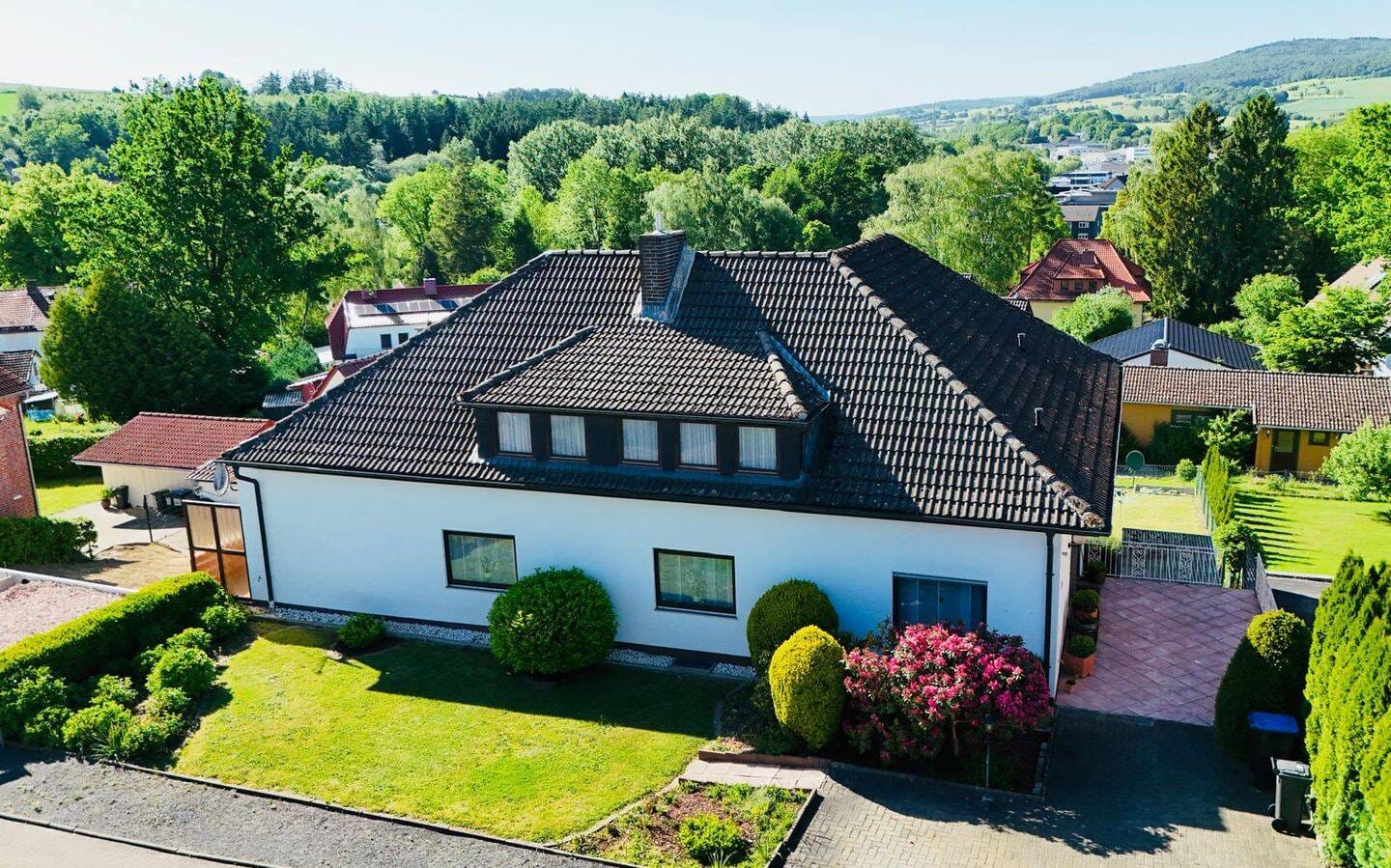 Immobilie in Uslar - Freistehendes Einfamilienhaus mit Einliegerwohnung in attraktiver Wohnlage von Uslar - Bild 1