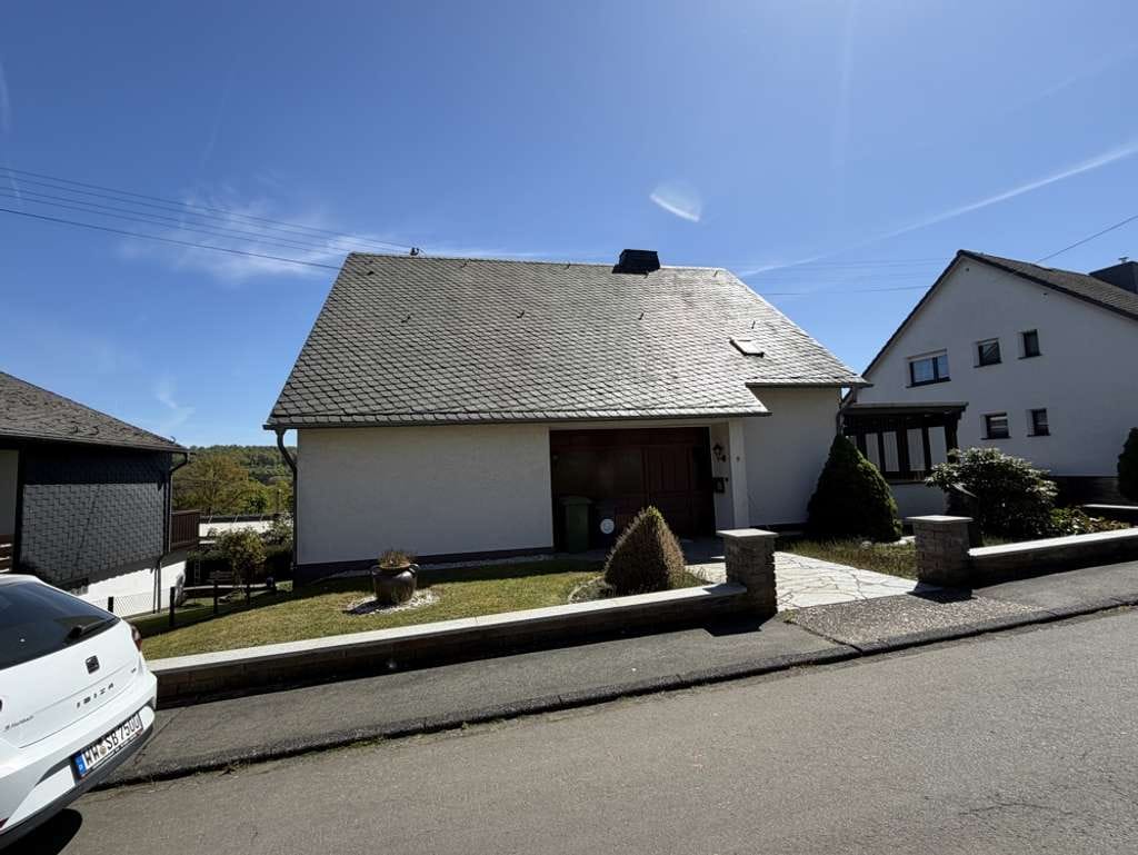 Immobilie in Hardt - Großzügiges Ein-/ Zweifamilienhaus mit großem, sonnigen Grundstück und zwei Garagen! - Bild 1