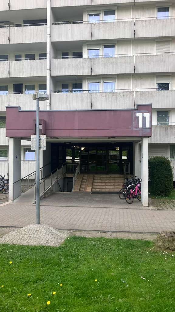 Immobilie in Sindelfingen - Renovierungschance mit Weitblick – 2-Zimmer-Wohnung mit Balkon, Keller und Tiefgaragen-Einzelbox in - Bild 1