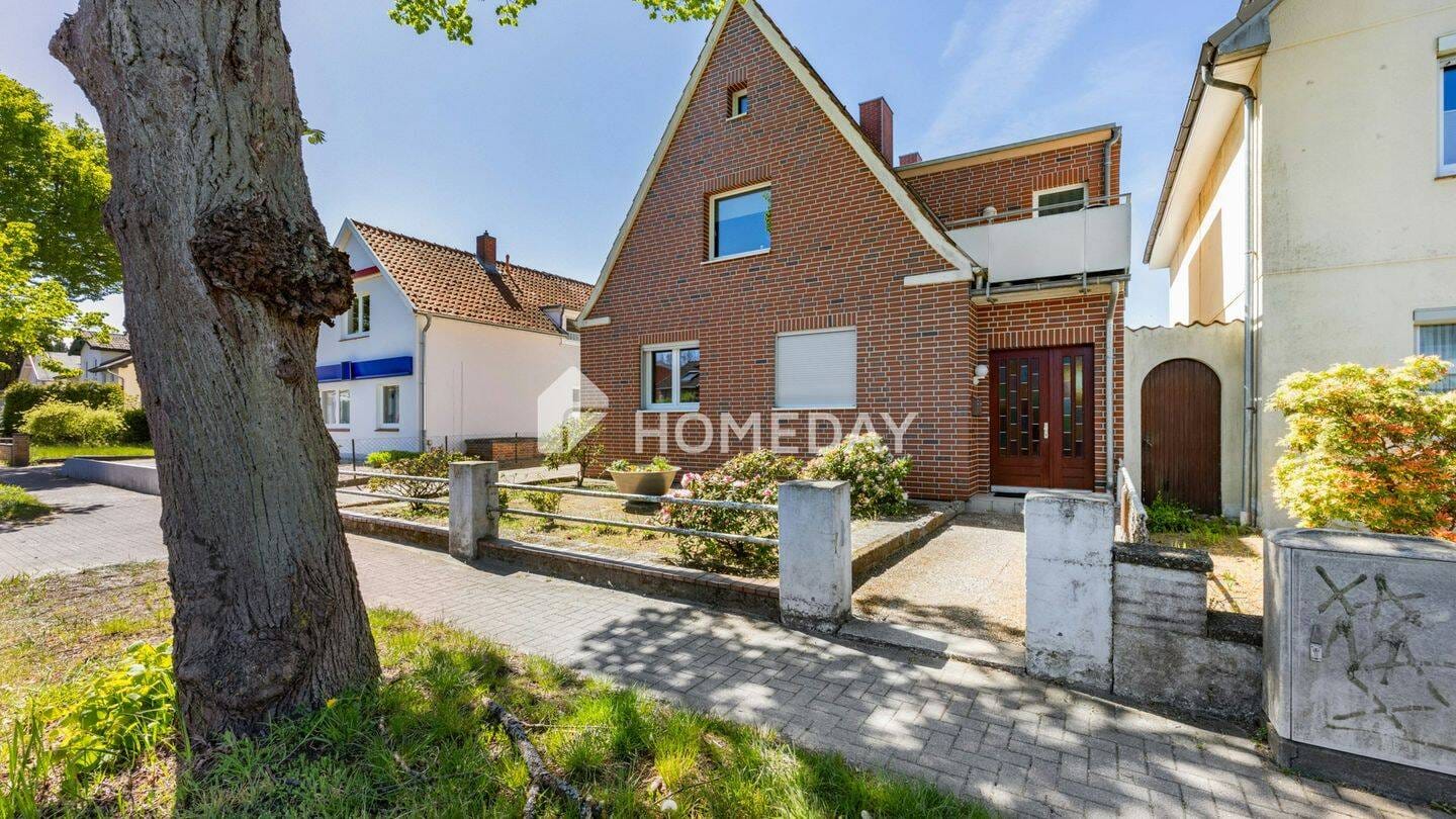 Immobilie in Bad Schwartau - Attraktives Mehrfamilienhaus mit drei Wohneinheiten und großzügigem Grundstück - Bild 0