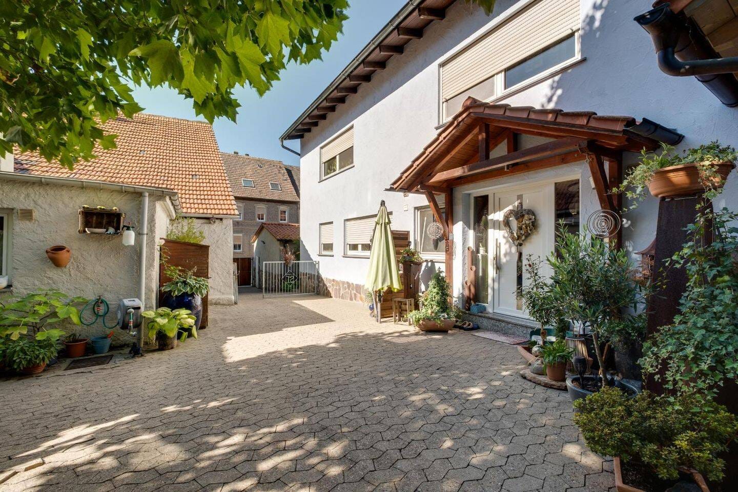 Immobilie in Kitzingen - Zwei Wohnhäuser auf einem Grundstück in Kitzingen - vielseitig nutzbar, modern ausgestattet und mit viel Potential - Bild 1