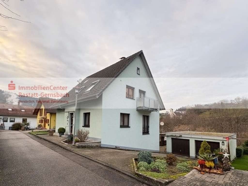 Immobilie in Weisenbach - Großzügiges ZFH  in ruhiger Aussichtslage – vielseitig nutzbar mit Doppelgarage  und ausgebautem UG - Bild 0