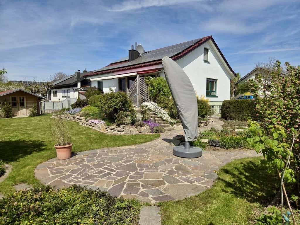 Immobilie in Mietingen - Ihr Traum vom Eigenheim: Freistehendes Haus mit Garten, Garage und Fernsicht - Bild 1