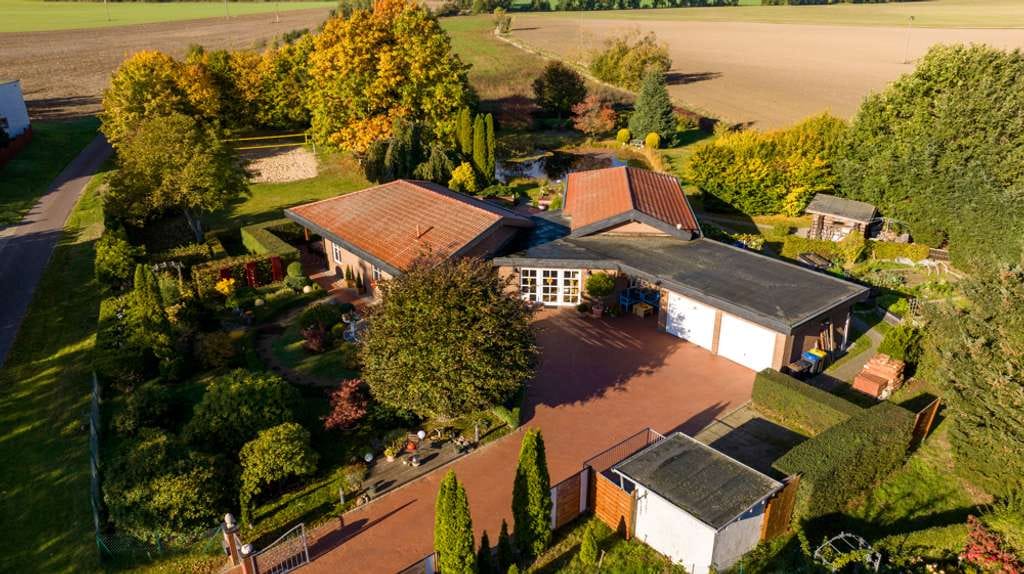 Immobilie in Garz/Rügen - Repräsentatives Architektenhaus im Bungalowstil inkl. Badeteich + Weinberg + Sauna + provisionsfrei - Bild 1
