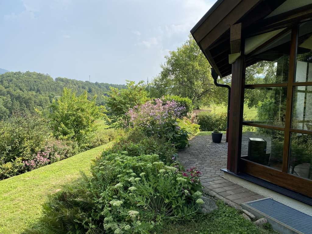 Immobilie in Bollschweil - Schwarzwald Klassiker: Architektenhaus im Landhaus Stil. Idyllische Hanglage mit Schauinsland Blick  - Bild 1