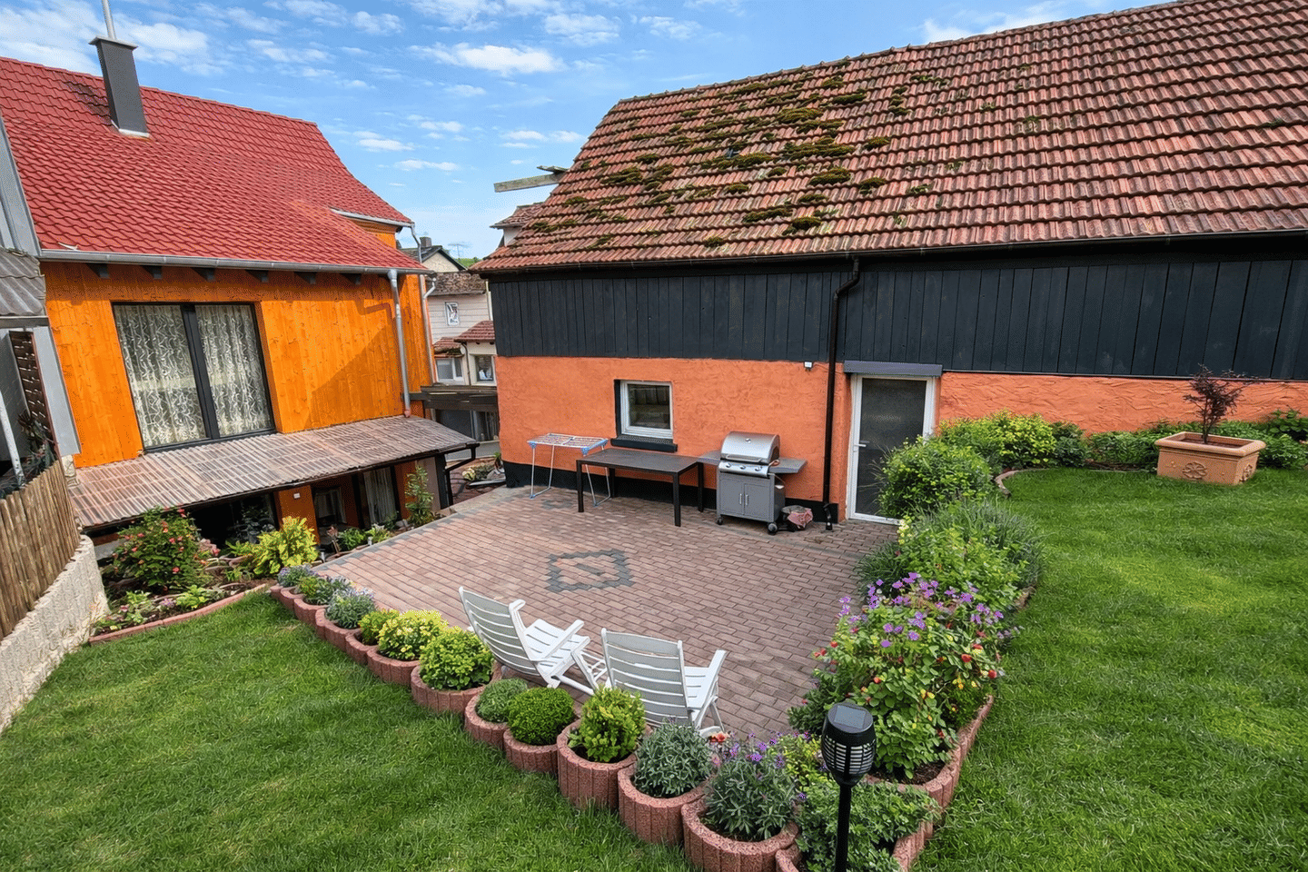Immobilie in Sinntal - Großzügiges Einfamilienhaus mit viel Nutzfläche - komplett saniert, mit Terrassen, Garten & Garagen - Bild 2