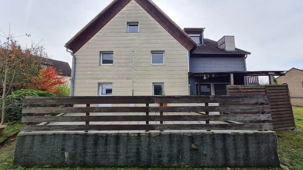 Immobilie in Sprockhövel - Freistehendes Zweifamilienhaus mit viel Platz innen und außen in ruhiger Lage - Bild 2