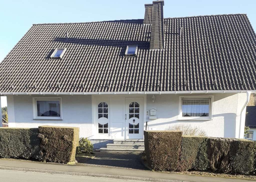 Immobilie in Bad Endbach - Viel Platz für den Alltag: Großzügiges Haus in Bad Endbach - Bild 0