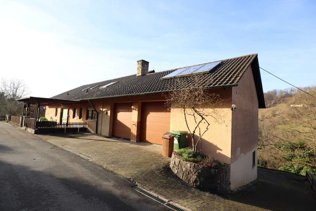 Immobilie in Ingelfingen - Großzügiges Einfamilienhaus mit vermieteter Einliegerwohnung, Garagen & naturnaher Ruhelage - Bild 2