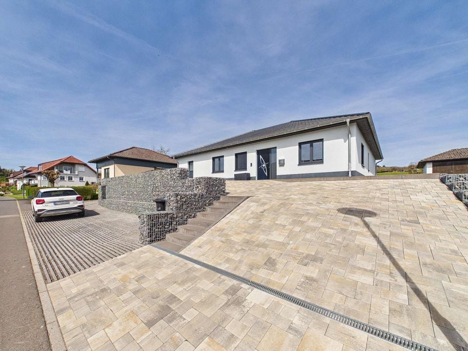 Immobilie in Niederöfflingen - Oberkail: Exklusiver KfW-55-Bungalow: modernes Wohnen auf einer Ebene, das Komfort, Stil und Lebensqualität vereint - Bild 0