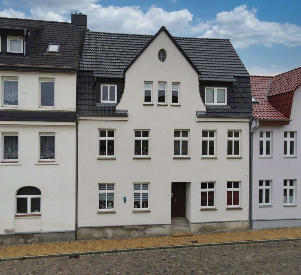 Immobilie in Neustrelitz - Voll vermietet - gepflegtes Mehrfamilienhaus in Neustrelitz mit 8 WE - Bild 0