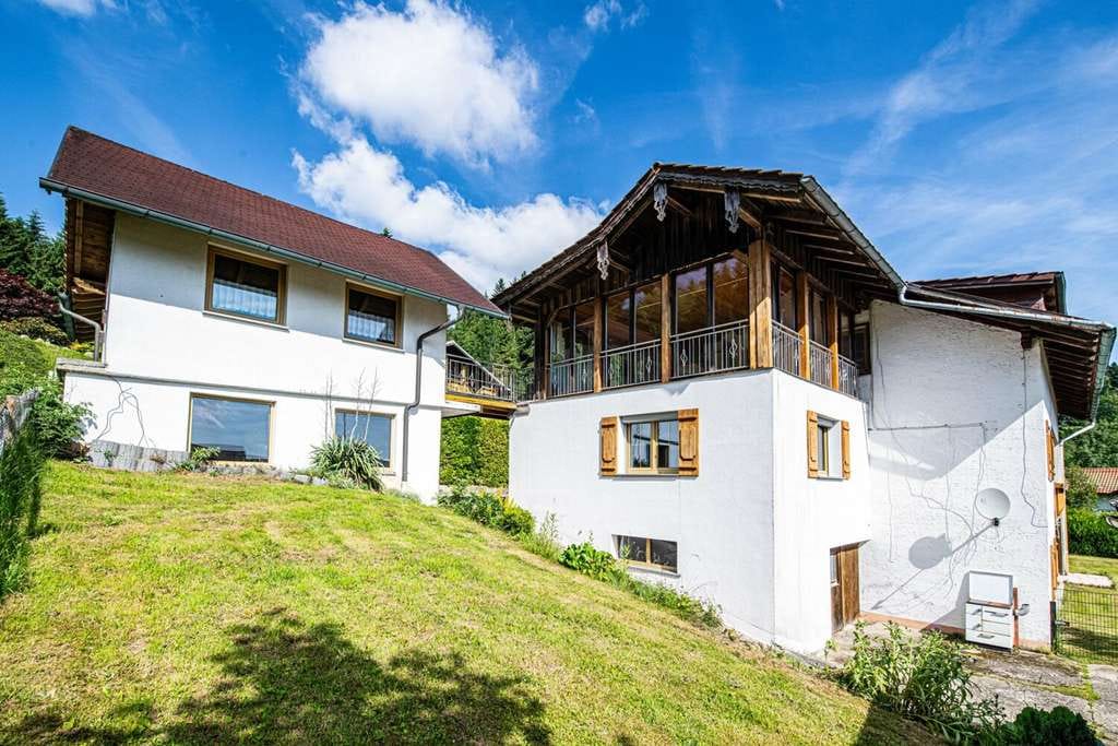 Immobilie in Neukirchen beim Heiligen Blut - Großzügiges Wohnhaus in Hanglage mit Wintergarten, zwei Garagen und vielseitigen Nutzungsmöglichkeit - Bild 4