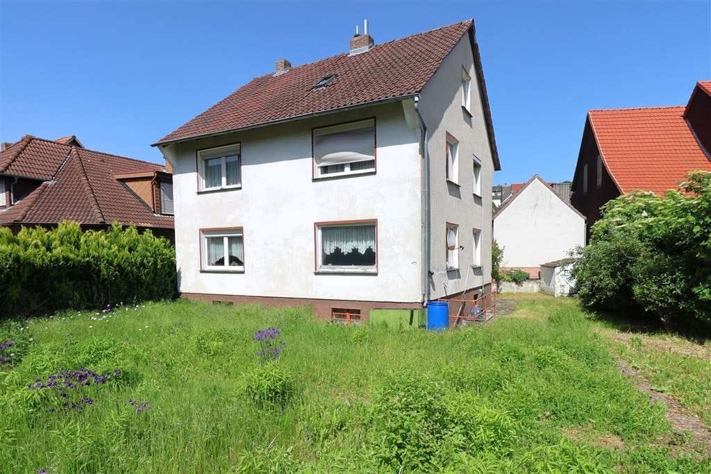 Immobilie in Berkatal - Bezahlbar, solide, massiv: Einfamilienhaus mit zwei Garagen und Garten  - Bild 2