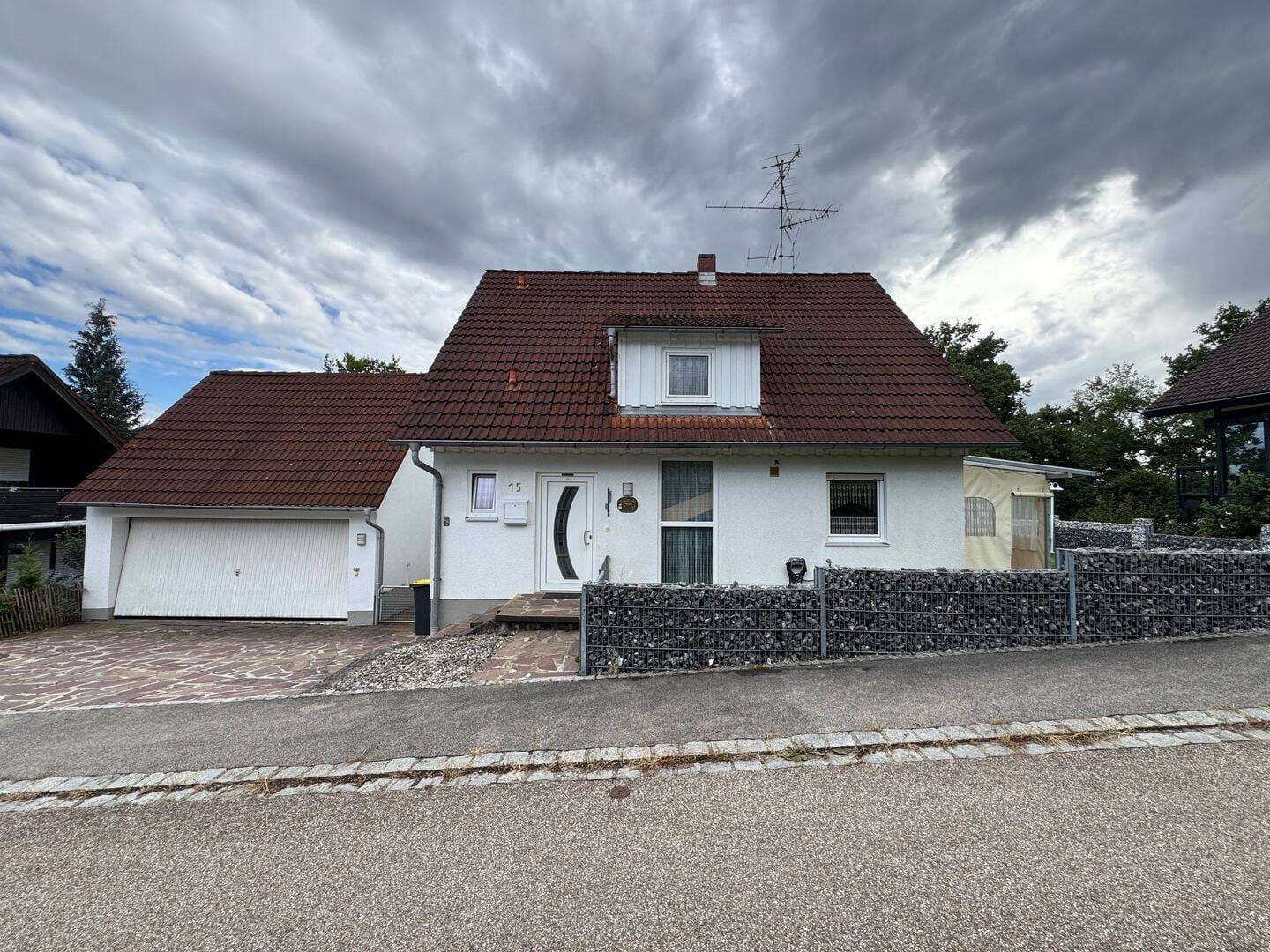 Immobilie in Eurasburg - EFH mit Einliegerwohnung, großem Garten, Gartenhaus und unterkellerter Garage (provisionsfrei) - Bild 0