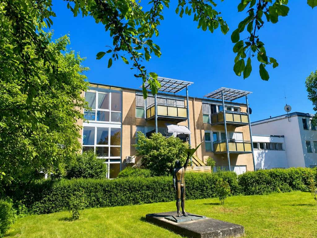 Immobilie in Güglingen - Gepflegte 3-Zimmer-Wohnung mit gemütlichem Balkon, Außen- und Tiefgaragenplatz & schöner Außenanlage - Bild 0