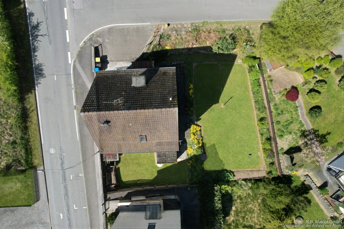 Immobilie in Plettenberg - R.B. Makler: Zweifamilienhaus mit viel Potenzial in Plettenberg-Eiringhausen! - Bild 1