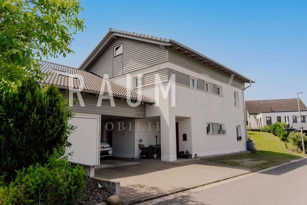 Immobilie in Weitramsdorf - Modernes Wohnen mit Weitblick, Gartenidylle und Raum für individuelle Lebenskonzepte - Bild 1