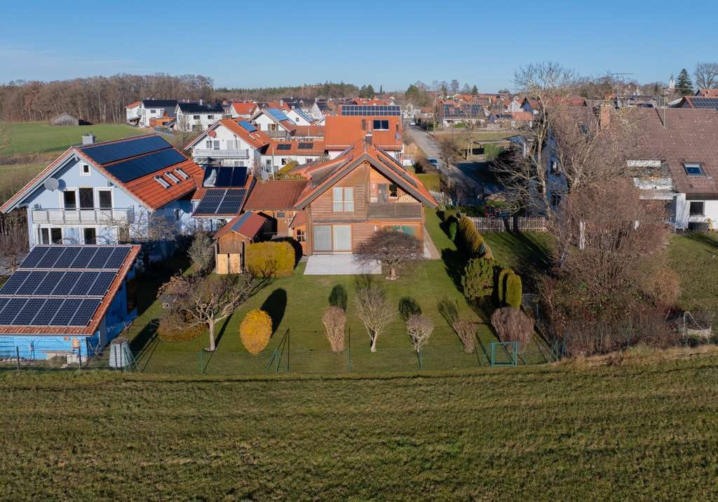 Immobilie in Windach - Baubiologisches Blockbohlen-Massivhaus mit neuer PV-Anlage in wunderbarer Ortsrandlage. - Bild 2