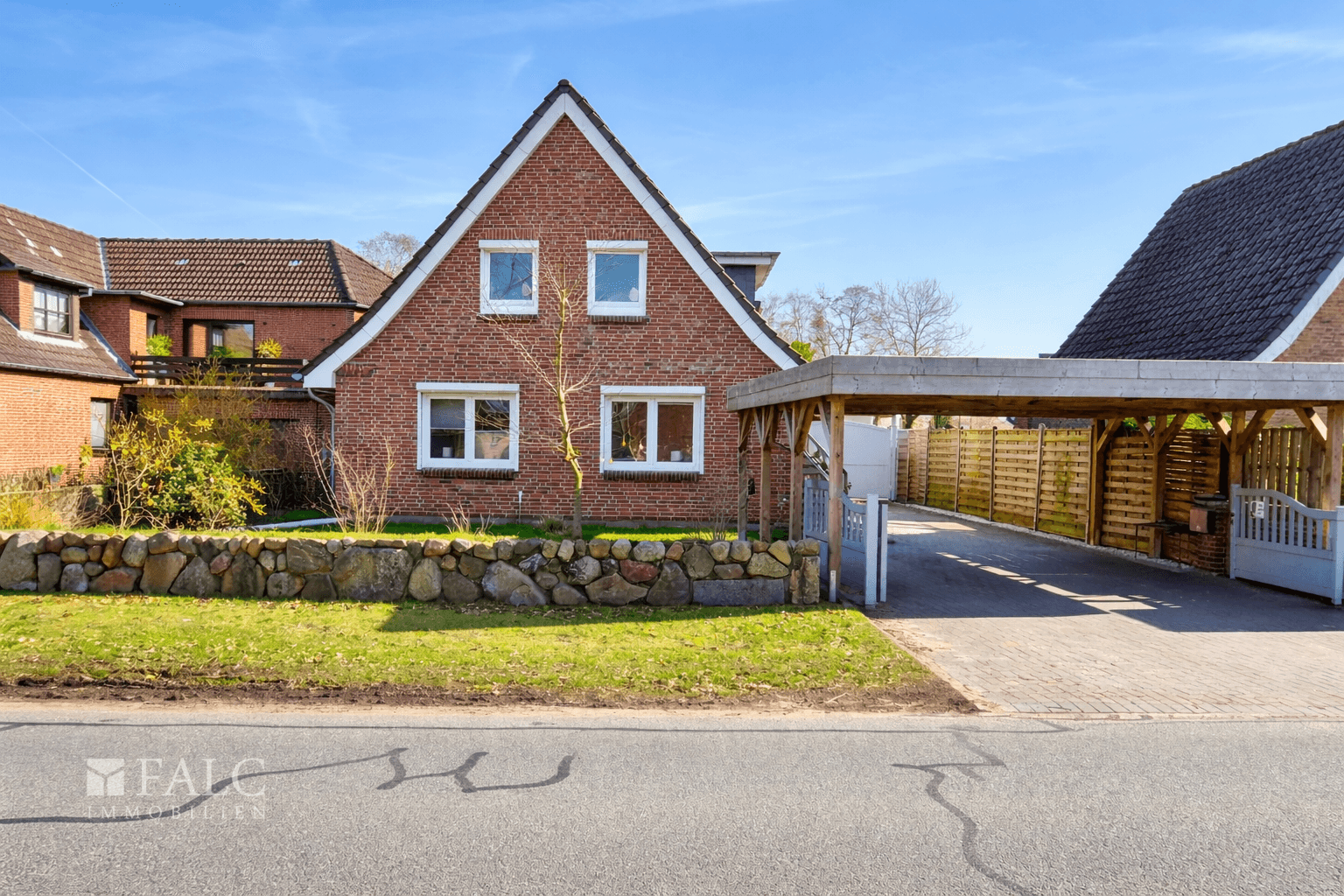 Immobilie in Weddingstedt - Einfamilienhaus mit großem Grundstück und Nebengebäuden in Weddingstedt - Bild 1