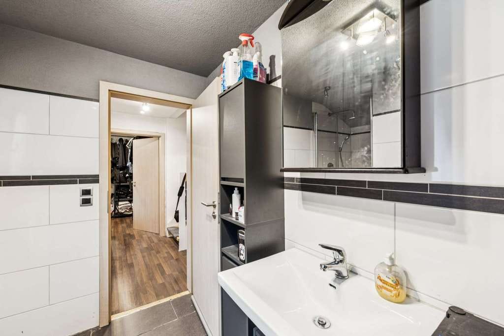 Immobilie in Baiersbronn - Modernisiertes 3‑Familienhaus mit Gestaltungsmöglichkeiten in Schönmünzach - Bild 4