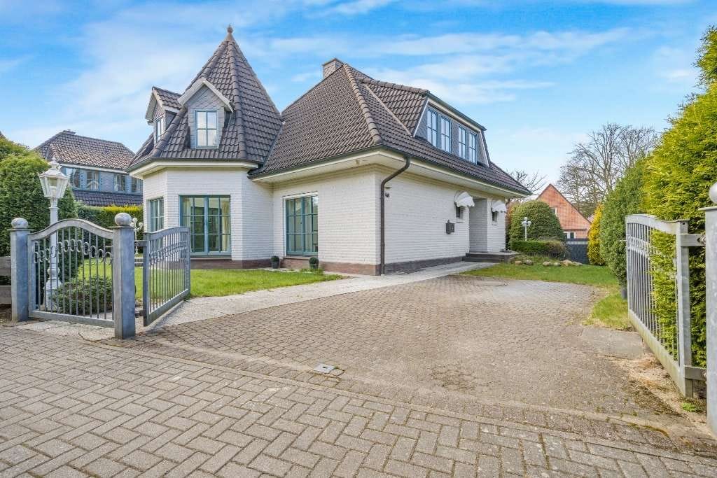 Immobilie in Wentorf bei Hamburg - Repräsentatives Wohnhaus mit Vollkeller
nahe urbaner Anbindung in Wentorf! - Bild 1