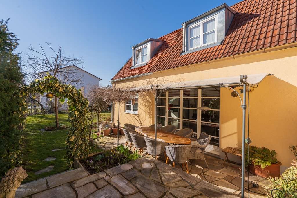 Immobilie in Unterhaching - ***Heike Borchers Immobilien***Exklusives Familiendomizil mit Traumgarten, Wellnessoase & Kamin*** - Bild 1