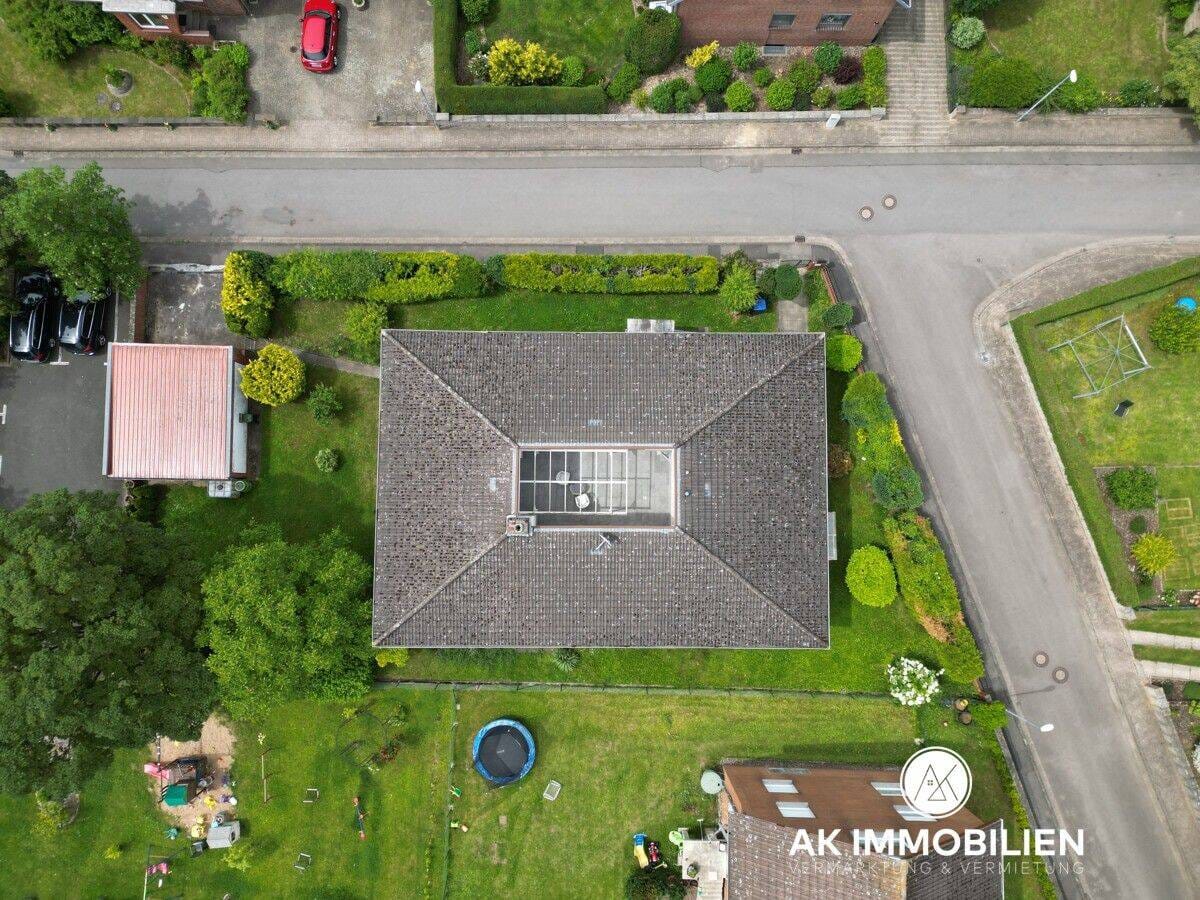Immobilie in Bad Münder am Deister - Großes Zweifamilienhaus mit Atriumhof und Schwimmbad in Bad Münder - Ortsteil Nettelrede - Bild 1