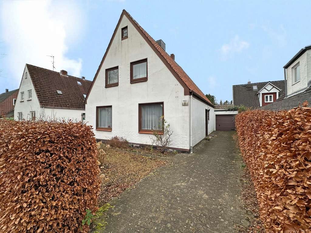 Immobilie in Pinneberg - Sanierungsbedürftiges Haus mit viel Potenzial - Bild 1