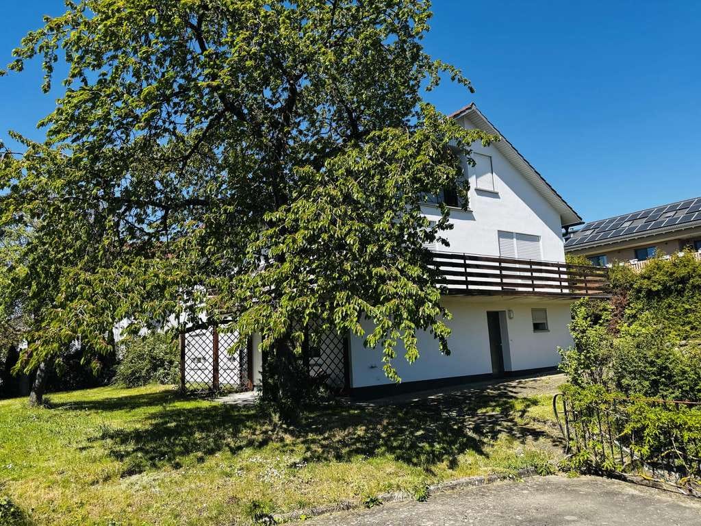 Immobilie in Haßfurt - Top-Lage! Ruhig, sonnig und viel Grün umgebenes Haus mit Einliegerwohnung, Doppelgarage und Garten, - Bild 0