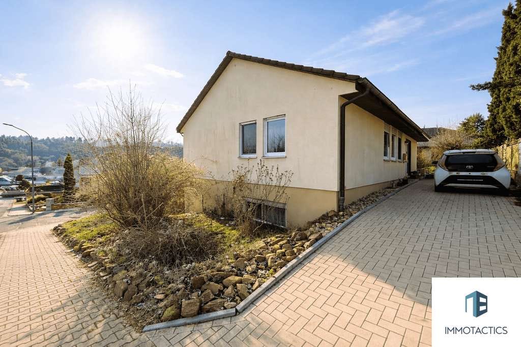 Immobilie in Norheim - Gepflegtes Einfamilienhaus in Hanglage mit zwei Wohnebenen, Balkon, Terrasse und Garten in Norheim - Bild 1