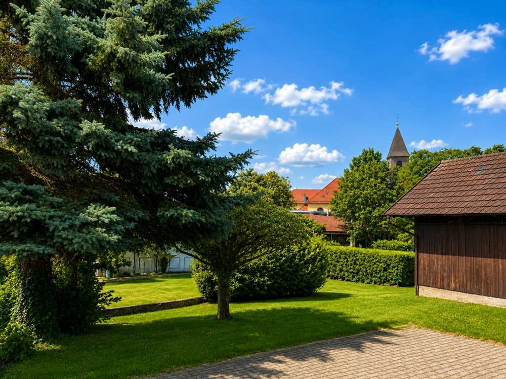 Immobilie in Bühl - Wohn- und Geschäftshaus mit etabliertem Friseursalon, großzügigem Grundstück und Entwicklungspot - Bild 2