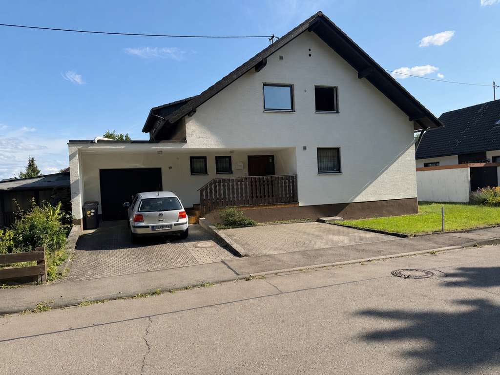 Immobilie in Vöhringen - Einfamilienhaus mit Potential zum Zweifamilienhaus - Bild 1