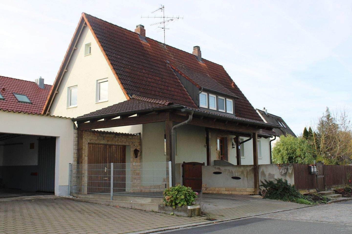 Immobilie in Heroldsberg - !! von PRIVAT - freistehendes Haus in Heroldsberg – Garage+Carport, ruhige Lage nahe Kalchreuther Forst - EG und DG vermietet !! - Bild 2
