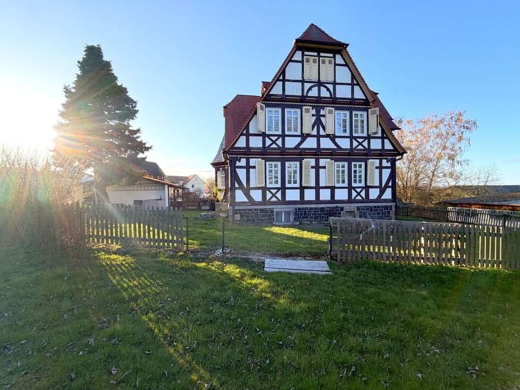 Immobilie in Homberg (Ohm) - Zeitlose Eleganz trifft Naturidylle – Traumhaftes Herrenhaus mit weitläufigem Grundstück zum Verlieb - Bild 1