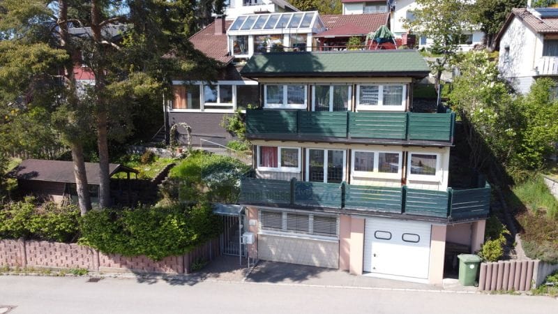 Immobilie in St. Georgen im Schwarzwald - Sonne! Aussicht! Wandelbares 1-2 Fam.-Haus in Aussichtslage von St. Georgen! - Bild 0