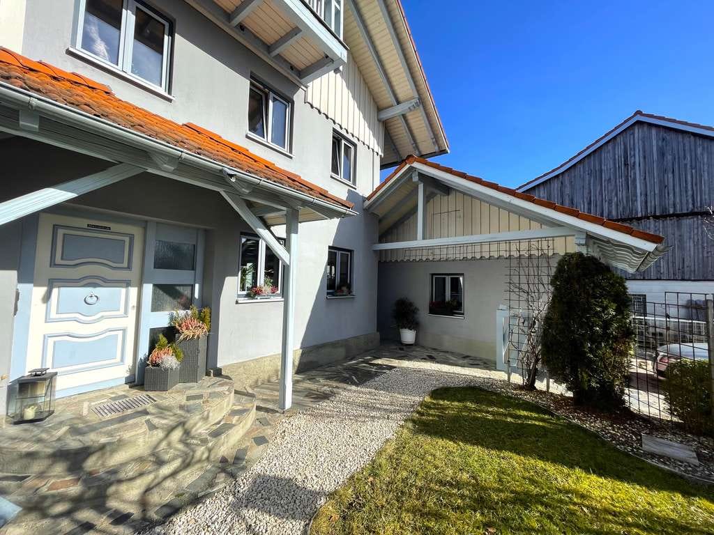 Immobilie in Aitrang - Ruhiges Wohnen mit Weitblick – großzügiges Haus mit Garten, Balkonen & Terrassen - Bild 1