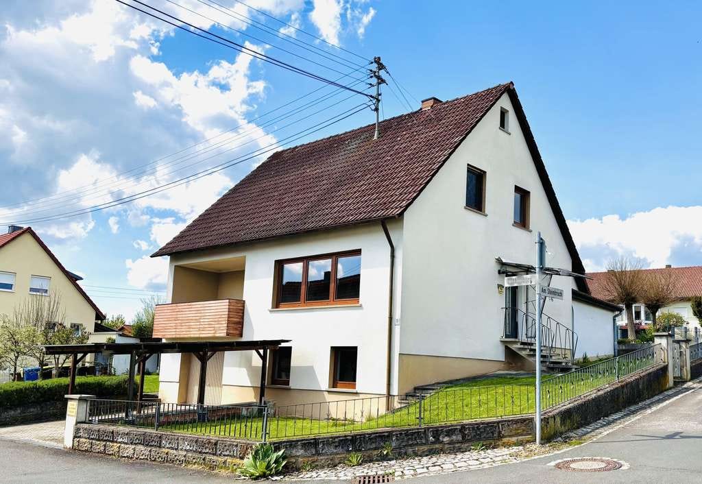 Immobilie in Hofheim in Unterfranken - Raum für eigene Wohnideen! Ruhig und sonnig gelegenes Haus mit zwei Balkone, Garage, Carport,  Wohn - Bild 2
