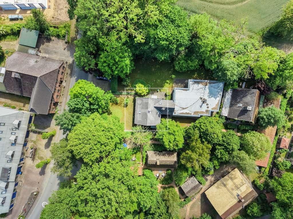 Immobilie in Aukrug - Einmalige Gelegenheit! Großzügiges Einfamilienhaus
auf schönem Grundstück direkt am Kapellenbach in - Bild 1