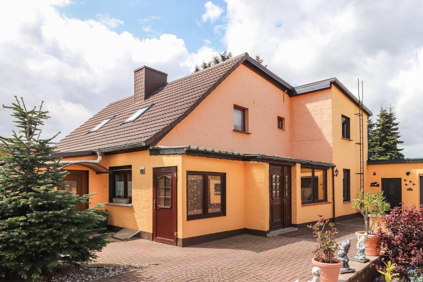 Immobilie in Wolmirsleben - Hier wächst Familie - Großzügiges Haus mit Gartenidylle, Pool & Werkstatt - Bild 0