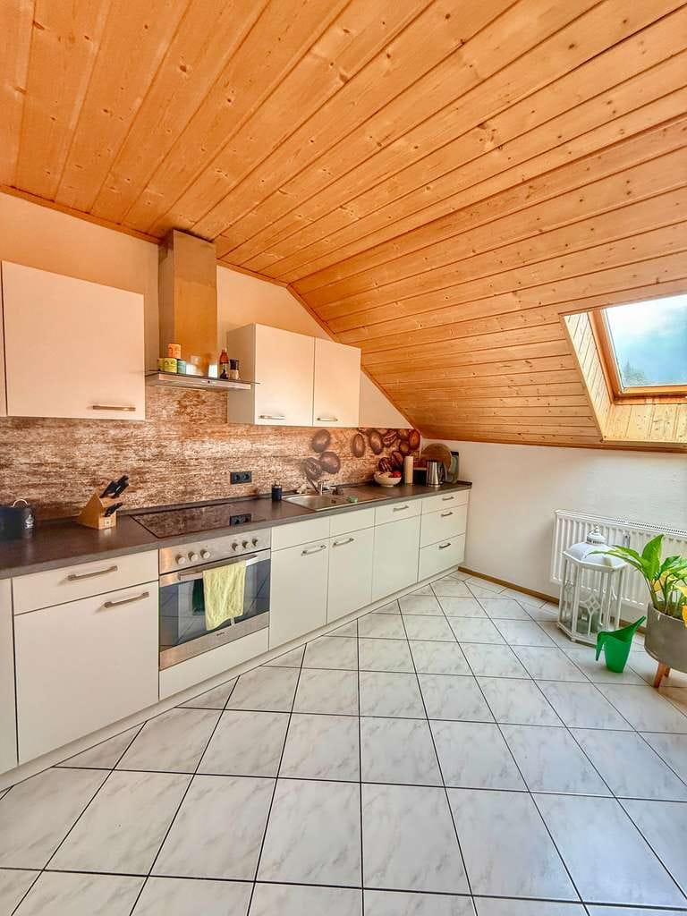Immobilie in Hutthurm - Helle Dachgeschosswohnung mit Balkon & Gartenanteil in ruhiger Lage von Hutthurm zu verkaufen - Bild 1