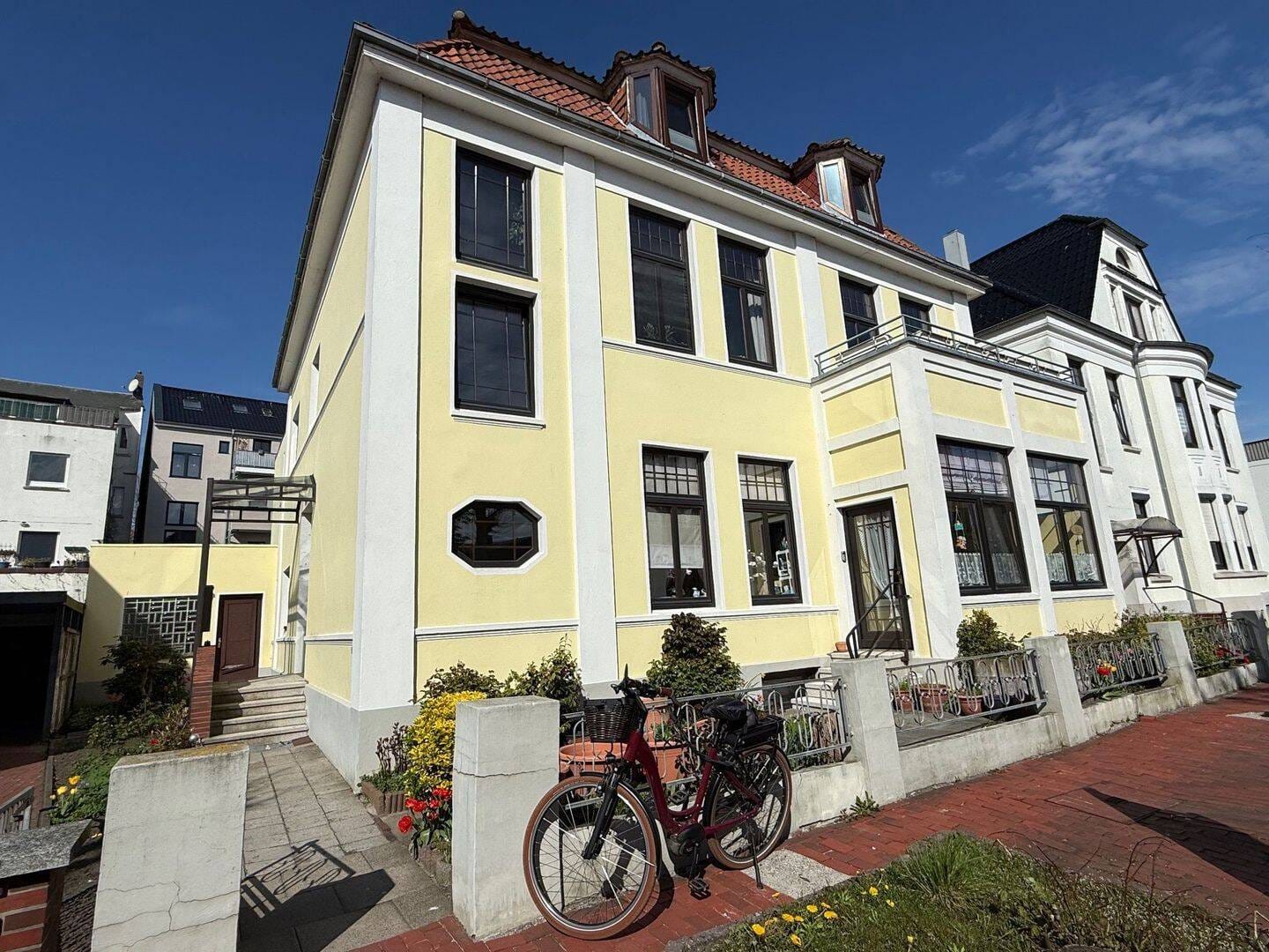 Immobilie in Nordenham - Charmante Stadtvilla mit 4 Parteien & 3 Garagen in Nordenham - Bild 0