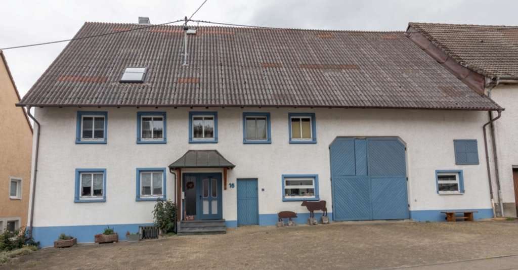 Immobilie in Hüfingen - Ehem. und teilsaniertes Bauernhaus im Dorfkern von Fürstenberg mit großem Ökonomieteil und Garagen - Bild 0
