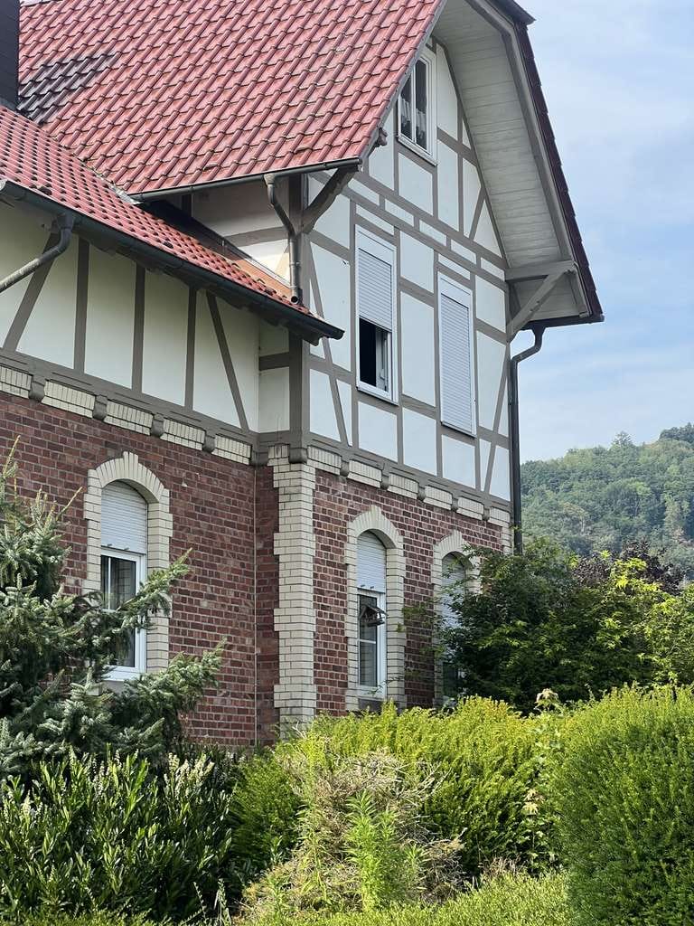 Immobilie in Rotenburg an der Fulda - Zentrales Zweifamilienhaus mit Grün von Privat - Bild 2