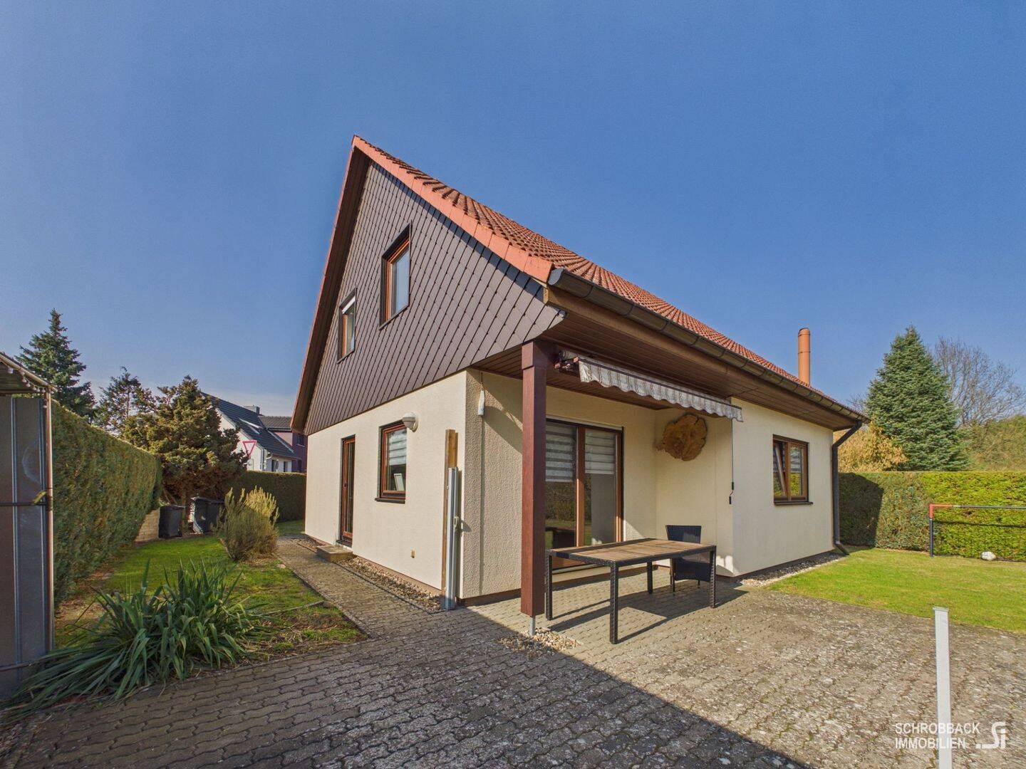 Immobilie in Grünheide (Mark) - Mehr Raum als erwartet: Einfamilienhaus mit praktischer Raumstruktur, Doppelgarage, Carport und Pool - Bild 1
