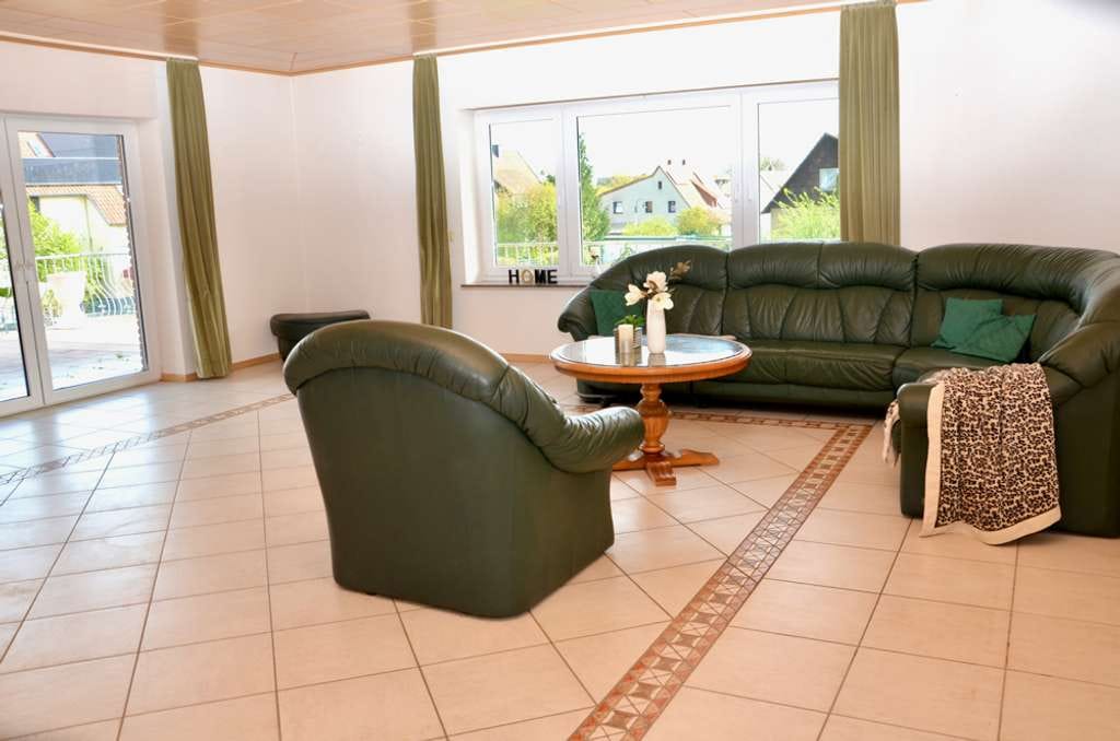 Immobilie in Apelern - Großzügiges Einfamilienhaus mit wohnähnlich ausgebautem Keller, Doppelgarage und großem Grundstück - Bild 1