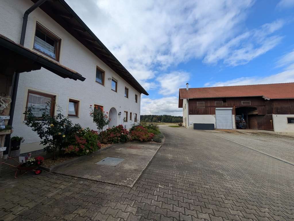 Immobilie in Kirchweidach - Großzügiges Bauernhaus mit 11 Zimmern in Kirchweidach - Bild 1