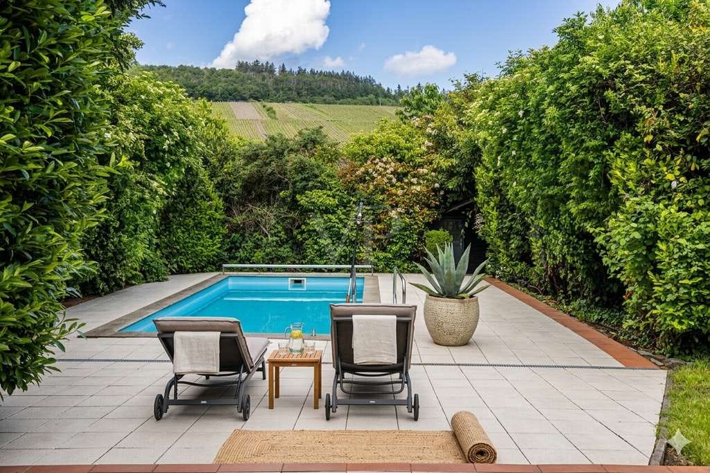 Immobilie in Bernkastel-Kues - Wohnerlebnis auf einer Ebene – Weitläufiges Einfamilienhaus mit Pool und Weinbergblick in Lieser - Bild 0