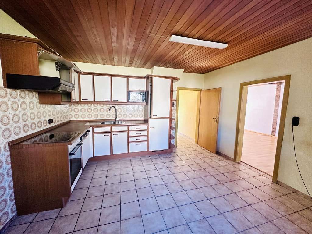 Immobilie in Queidersbach - Queidersbach - Geräumiges Ein-/Zweifamilienhaus mit Garage und Garten - Bild 1
